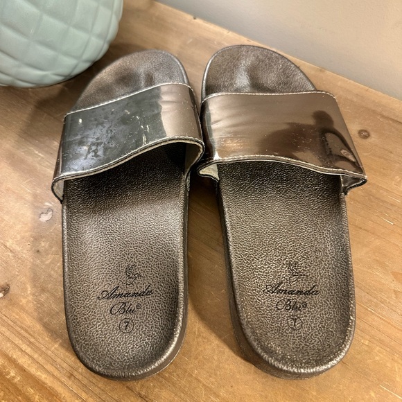 Stylish Metallic Slide Sandals - Picture 3 of 3